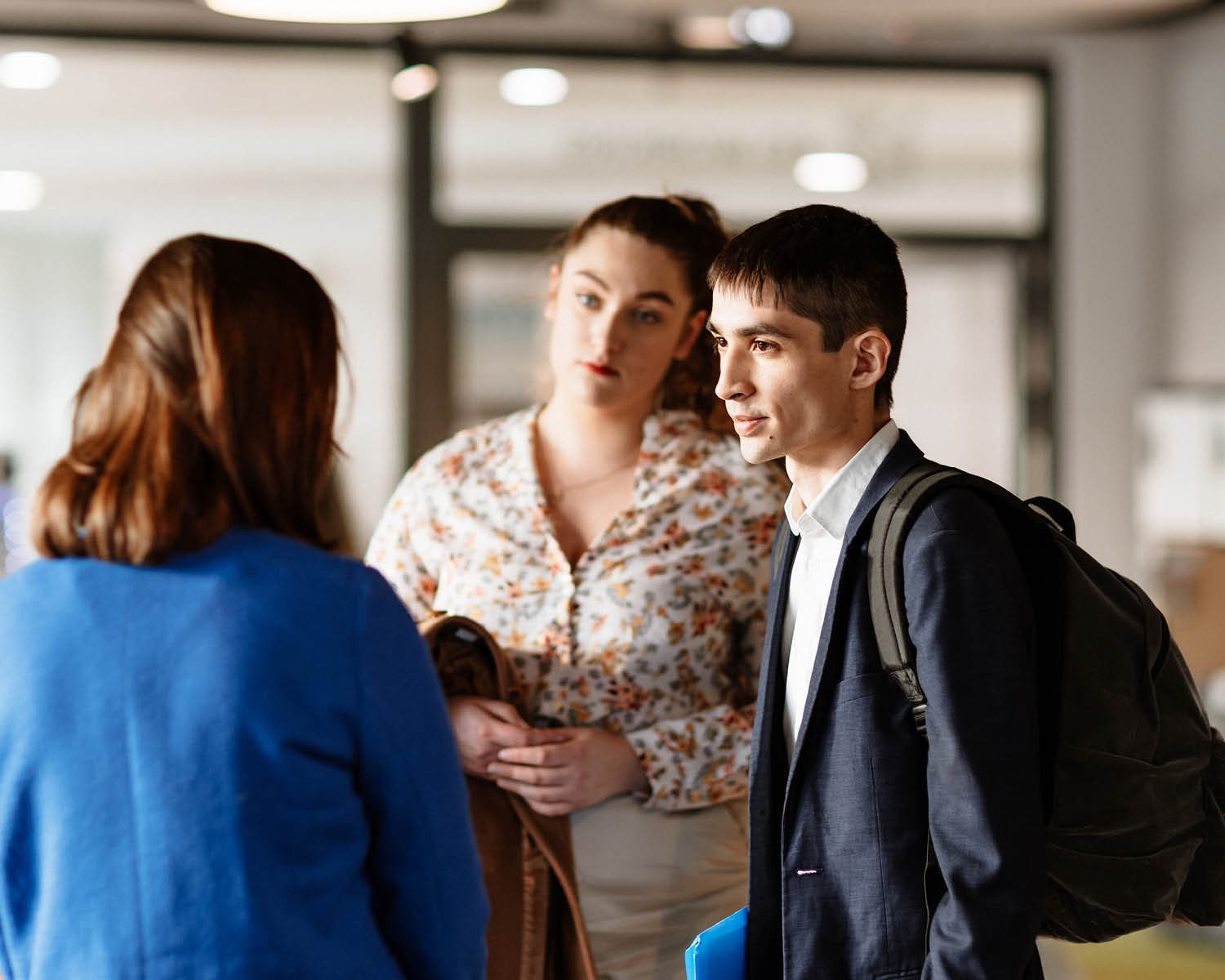 des étudiants discutant debout