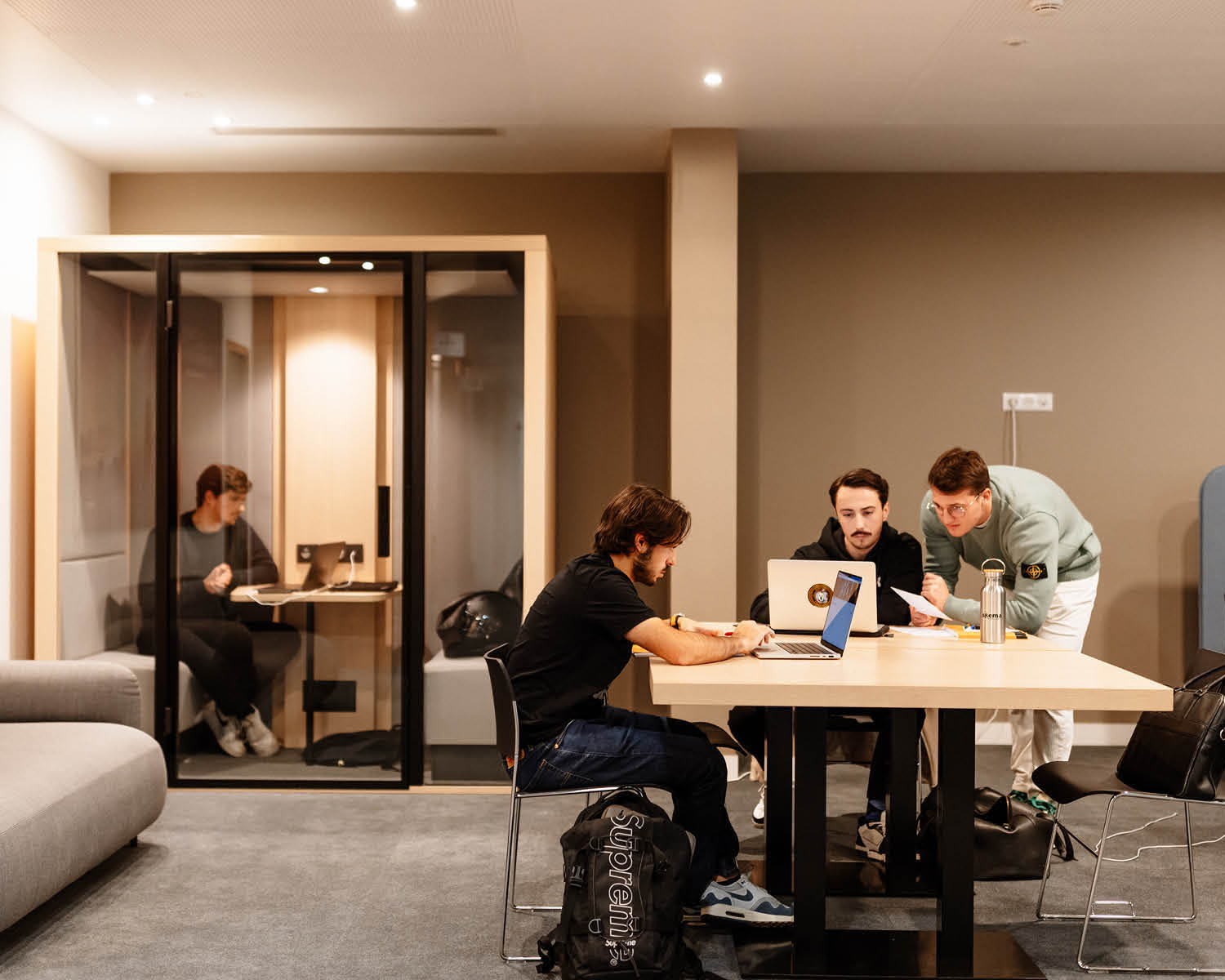 des étudiants travaillant dans une salle de travail