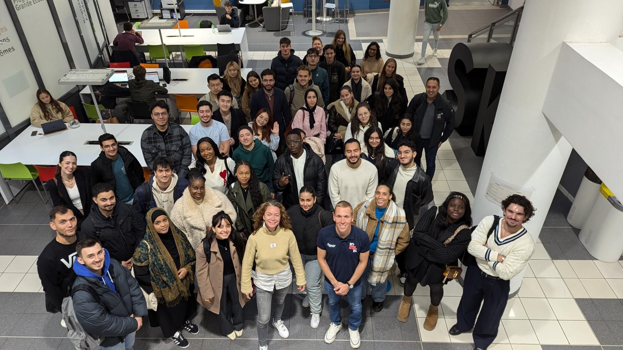 Pierre-Antoine Baele et les étudiants du Mastère Spécialisé Manager des Projets et Programmes sur le campus de Lille.