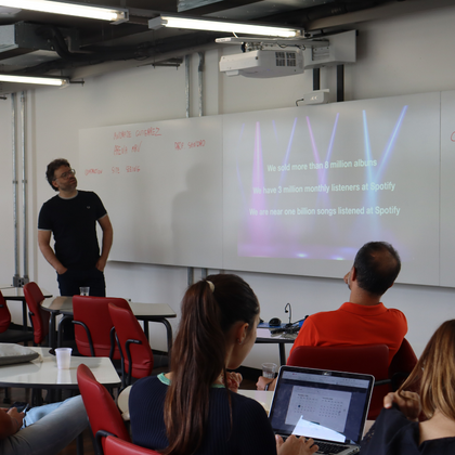 Henrique Portugal dá palestra para alunos da SKEMA Brasil