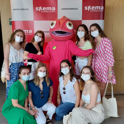 Alunos internacionais chegam no campus da SKEMA Brasil