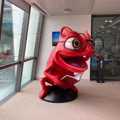 Deux statues de Léon le SKAMELEON sont arrivées sur le campus Grand Paris