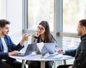 trois étudiants en discussion autour d'une table